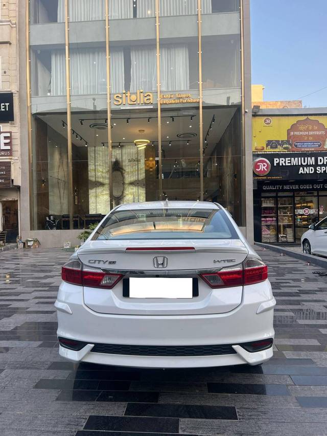 https://images10.gaadi.com/usedcar_image/4544860/original/processed_4dad5a915fea6f130135ac6dd81e24a1.jpg?imwidth=6402