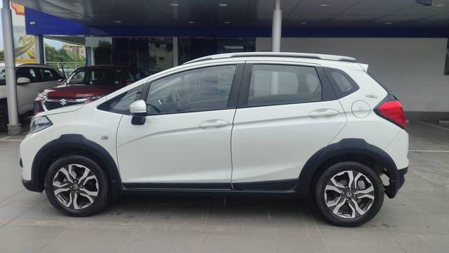 https://images10.gaadi.com/usedcar_image/4544951/original/processed_b28b2263c6bf36adf8f4c5f3878cd48b.jpg?imwidth=6402