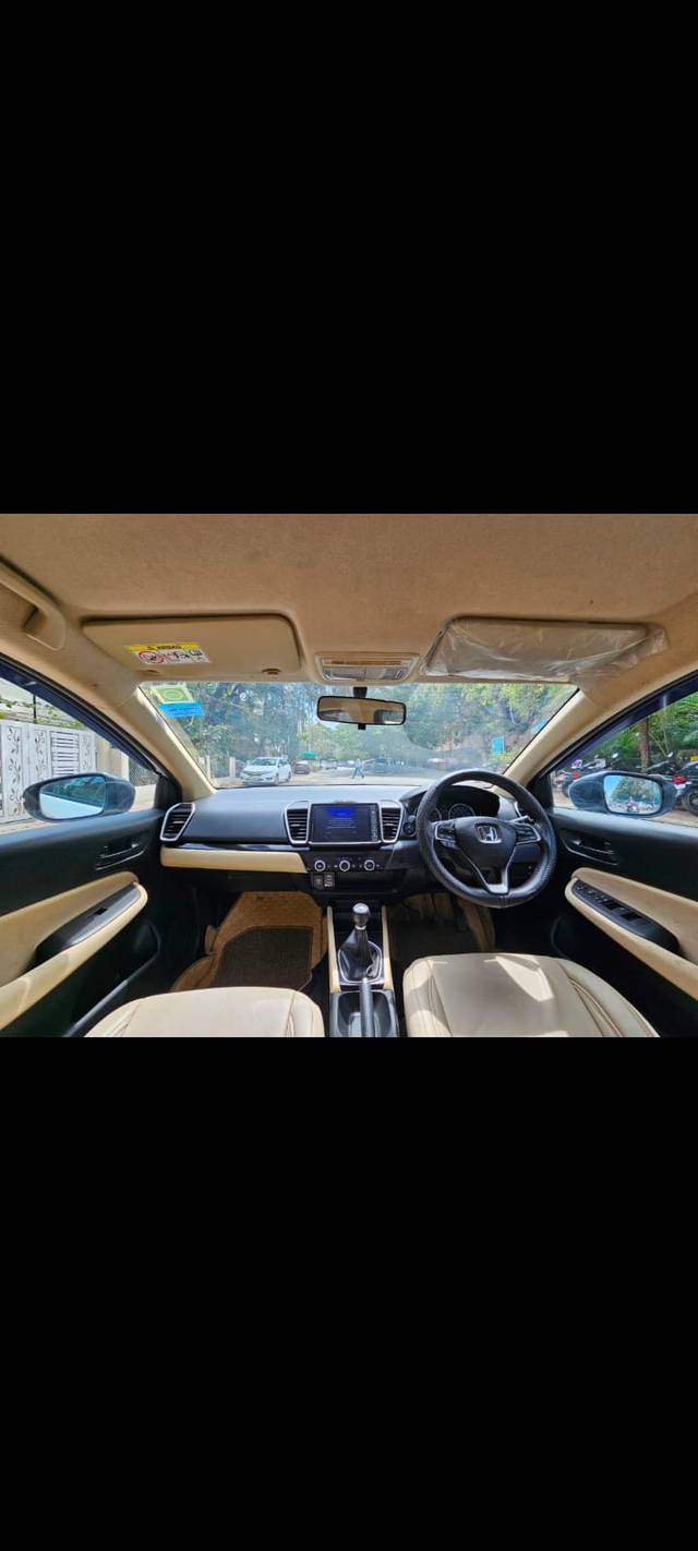 https://images10.gaadi.com/usedcar_image/4544976/original/297590c35346bd2ff7648aa5597761c1.jpeg?imwidth=6402