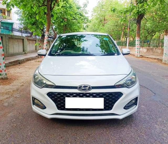 https://images10.gaadi.com/usedcar_image/4545020/original/processed_a1050fbee92c6256ebf4c90a59fd974b.jpg?imwidth=6400