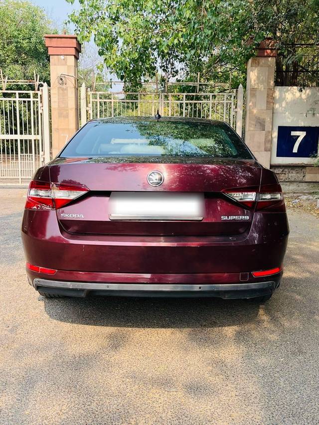 https://images10.gaadi.com/usedcar_image/4545089/original/processed_a44bb01a83c1e3db5a8930ab4d4ae29c.jpg?imwidth=6401