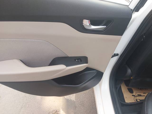 https://images10.gaadi.com/usedcar_image/4545098/original/3fc41efc03ab2584b2645d76d946f0e1.jpg?imwidth=6402