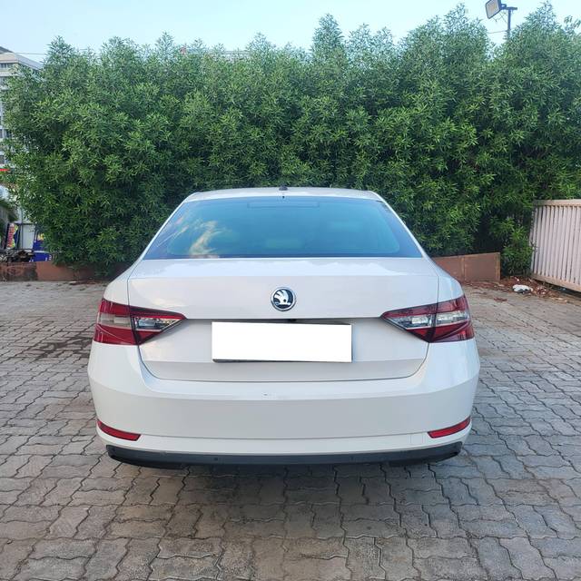 https://images10.gaadi.com/usedcar_image/4545143/original/processed_6ac38e319f5b40b1f854a4267852d708.jpg?imwidth=6402