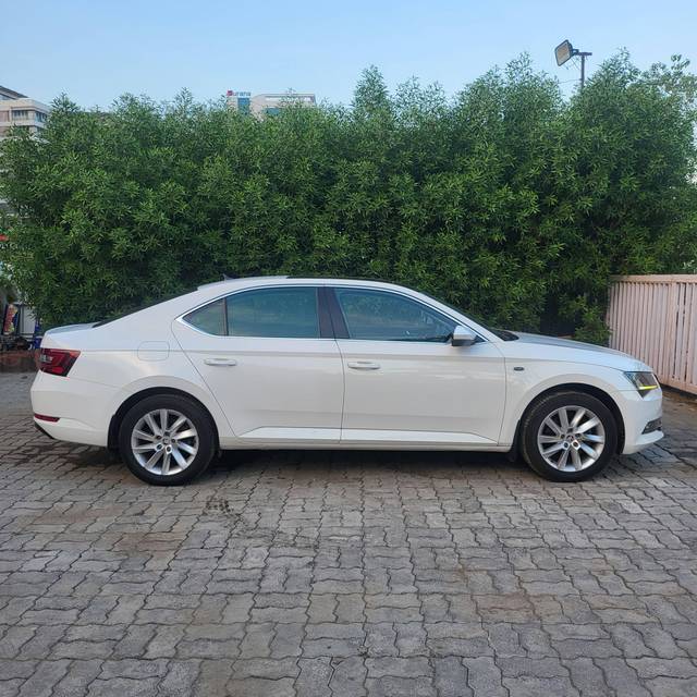 https://images10.gaadi.com/usedcar_image/4545143/original/processed_f9cd1e6540c143f1013abb762f3521f2.jpg?imwidth=6401