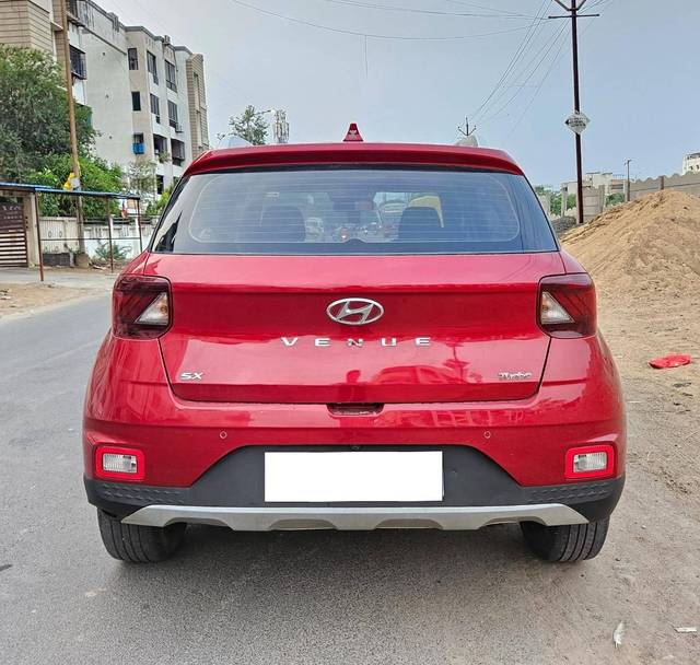 https://images10.gaadi.com/usedcar_image/4545247/original/processed_cdf7cbfaf5cd2c3fe610bbe81d994dc7.jpg?imwidth=6402