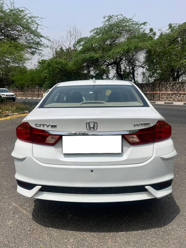 https://images10.gaadi.com/usedcar_image/4545266/original/processed_4f82641e64e20868a58116bdf7189436.jpg?imwidth=6402