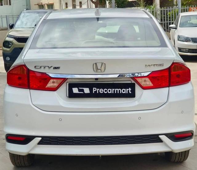https://images10.gaadi.com/usedcar_image/4545292/original/processed_9332cc4eaab1ffcc828f4c4b6ffd5b18.jpeg?imwidth=6402