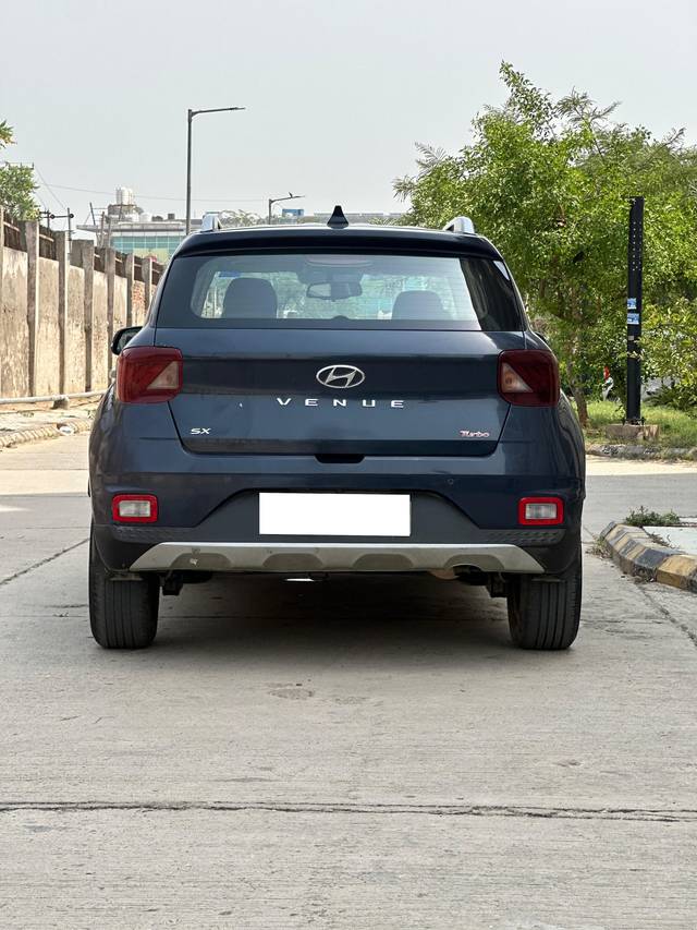 https://images10.gaadi.com/usedcar_image/4545416/original/processed_c8b68c376a3ce5958a13d9b65e597960.jpg?imwidth=6402