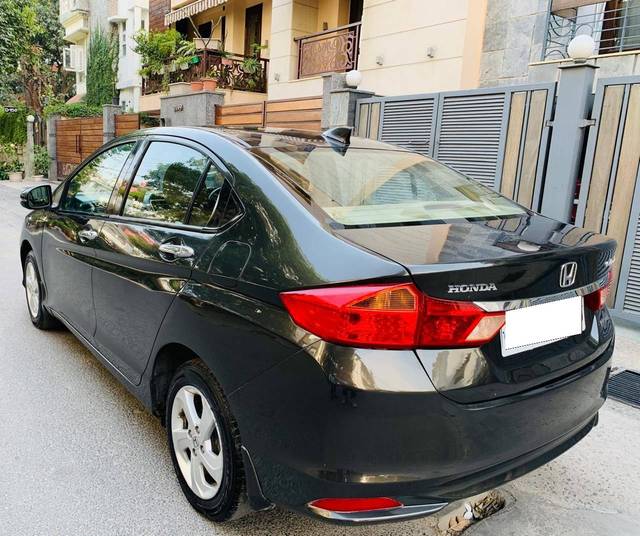 https://images10.gaadi.com/usedcar_image/4545461/original/processed_d2afe1dc1d05df776fed7986e1691da9.jpg?imwidth=6401