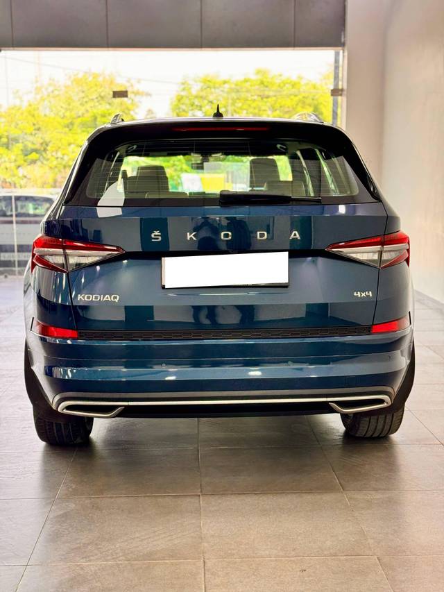 https://images10.gaadi.com/usedcar_image/4545602/original/processed_cdc717b259c0cdc8d50469f80ab6a6a3.jpeg?imwidth=6402
