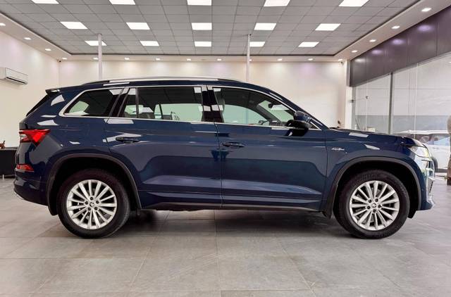 https://images10.gaadi.com/usedcar_image/4545602/original/processed_ee902cc7183a0bcafa4dc4a2f5f1e70e.jpeg?imwidth=6401