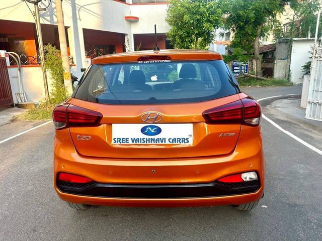 https://images10.gaadi.com/usedcar_image/4545615/original/processed_1dd40a2ba71c6ffe3a10c6bdbb4bc61b.jpg?imwidth=6401