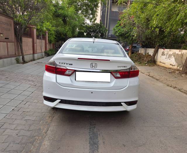 https://images10.gaadi.com/usedcar_image/4545626/original/processed_435007c5f3fa363024a6cdd3c0de4c43.jpg?imwidth=6402