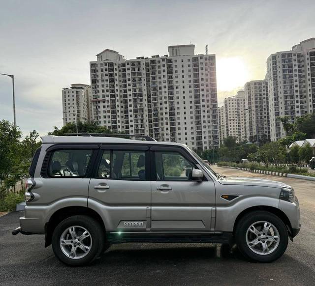 https://images10.gaadi.com/usedcar_image/4545637/original/processed_d9a4daa08943088f3ced903ba27b8e9a.jpg?imwidth=6401