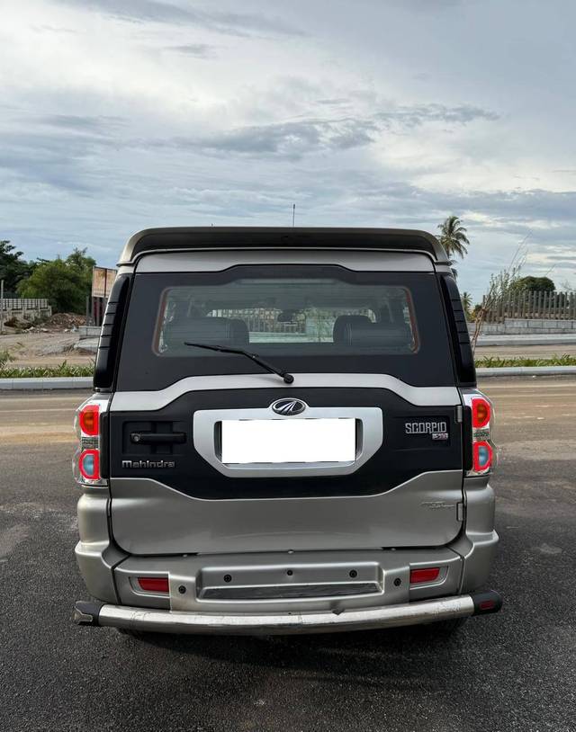 https://images10.gaadi.com/usedcar_image/4545637/original/processed_f8e014e4a5ec807284444aee895e2707.jpg?imwidth=6402