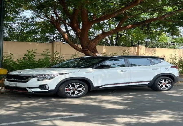 https://images10.gaadi.com/usedcar_image/4545679/original/c0580abb-4b2d-4536-b9d5-d2b8f2372e0c.?imwidth=6400