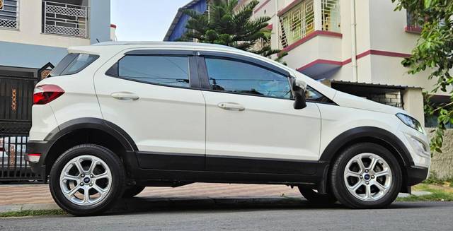 https://images10.gaadi.com/usedcar_image/4545725/original/processed_38390025c72e8227720ce42ea98c8258.jpg?imwidth=6401