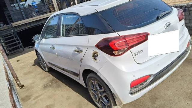 https://images10.gaadi.com/usedcar_image/4545745/original/processed_a7625aa0-ee60-41bc-ae55-14b14c65c747.jpg?imwidth=6402