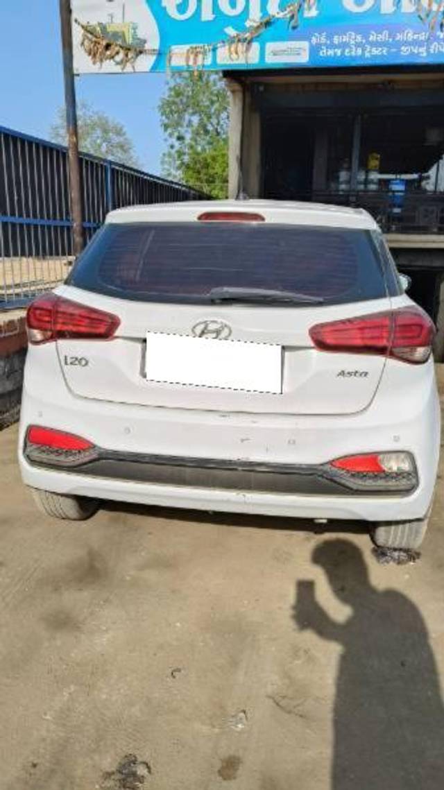 https://images10.gaadi.com/usedcar_image/4545745/original/processed_bf8b8f7e-9a4b-46e2-b0a9-d1055694e79f.jpg?imwidth=6401