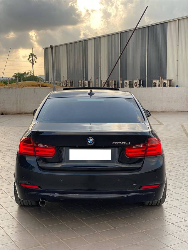 https://images10.gaadi.com/usedcar_image/4545904/original/processed_d4c261ad-0356-4e8e-a5ab-63e0bc882e60.jpg?imwidth=6401