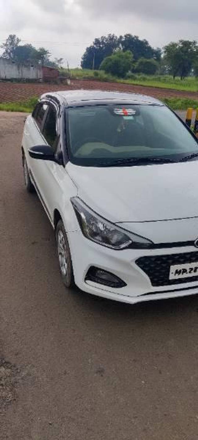https://images10.gaadi.com/usedcar_image/4546136/original/processed_986e3b75-8b73-49e1-bf30-15b89c95ec4e.jpg?imwidth=6400