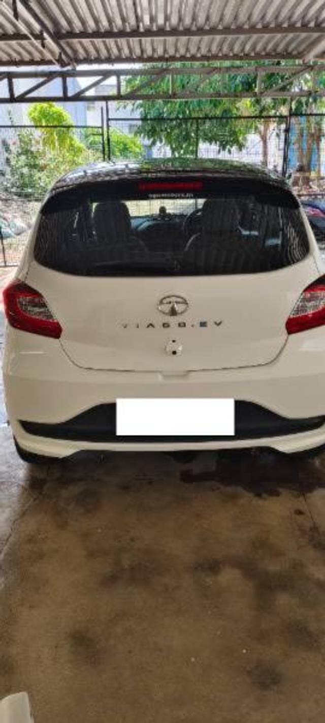 https://images10.gaadi.com/usedcar_image/4546470/original/processed_75d1daee-0405-4c26-8206-096bf501362d.jpg?imwidth=6402