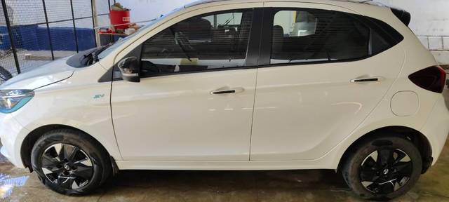 https://images10.gaadi.com/usedcar_image/4546470/original/processed_bfbb119b-6a10-4aed-ab12-a641252791ef.jpg?imwidth=6400