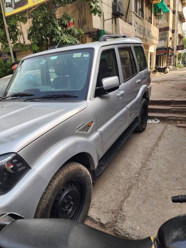 https://images10.gaadi.com/usedcar_image/4546498/original/processed_9f129ac701fa442e0998f3e129d9fb86.jpeg?imwidth=6402