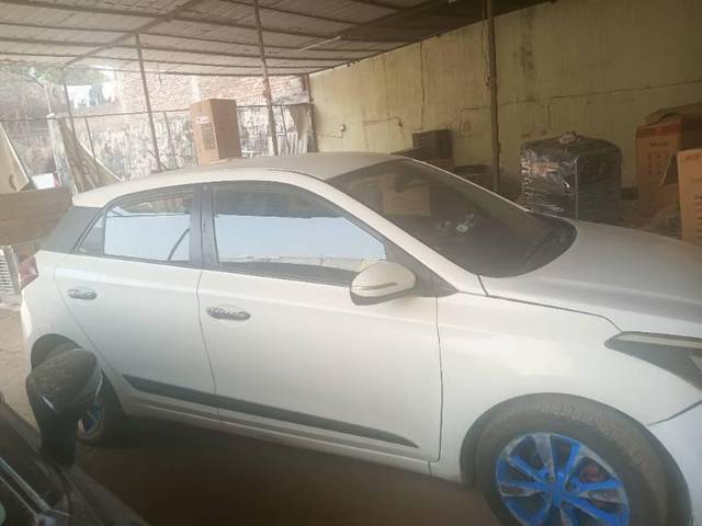 https://images10.gaadi.com/usedcar_image/4546525/original/processed_d04e9500-1454-4b6c-98eb-7c7bc9d59b9a.jpg?imwidth=6400