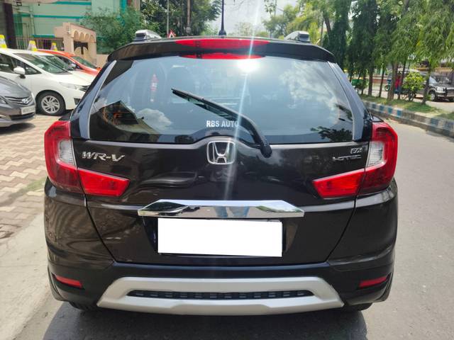 https://images10.gaadi.com/usedcar_image/4546673/original/processed_344e5ae9280d9995cda7f2791b21c4ff.jpg?imwidth=6402