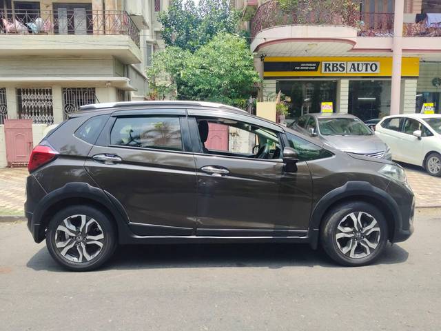 https://images10.gaadi.com/usedcar_image/4546673/original/processed_b391823547ac3c01403f3a1857be673f.jpg?imwidth=6401