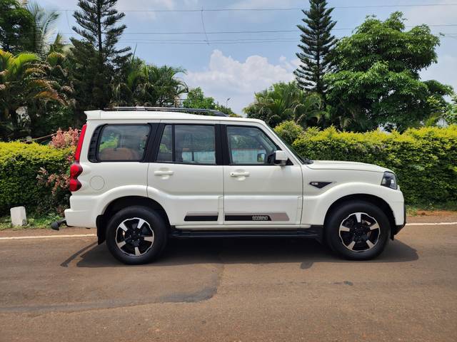 https://images10.gaadi.com/usedcar_image/4546681/original/processed_72b536ede448c5db98c269d1bb96a67a.jpg?imwidth=6401