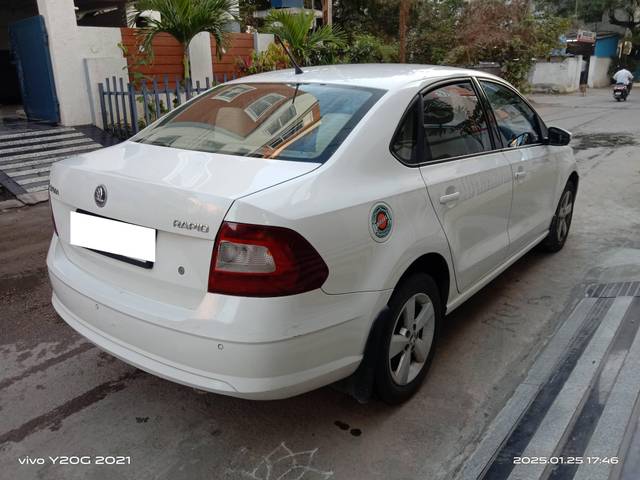 https://images10.gaadi.com/usedcar_image/4546750/original/processed_03c70d898e9f9294df37b0a2923a071a.jpg?imwidth=6402
