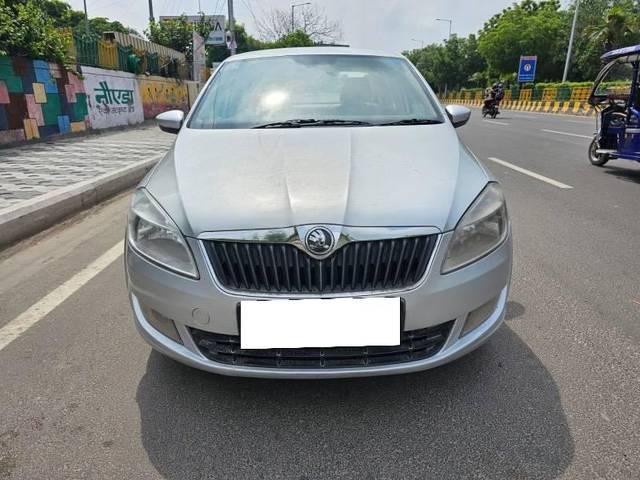 https://images10.gaadi.com/usedcar_image/4546771/original/processed_2fbecd23-87db-4540-9f89-581a5379de78.jpeg?imwidth=6401
