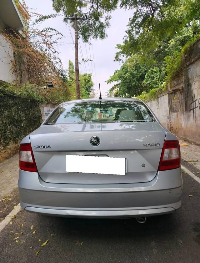 https://images10.gaadi.com/usedcar_image/4546790/original/processed_49211f6e-6301-4696-aae5-5f2098401d89.jpg?imwidth=6402