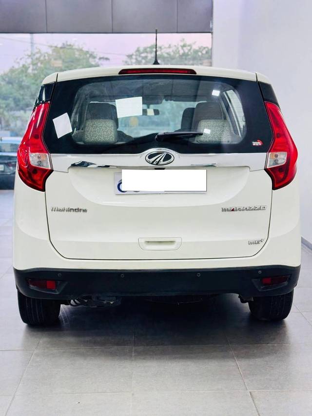 https://images10.gaadi.com/usedcar_image/4546870/original/processed_6c33bf8f7982baac674b41709ec72c87.jpg?imwidth=6402
