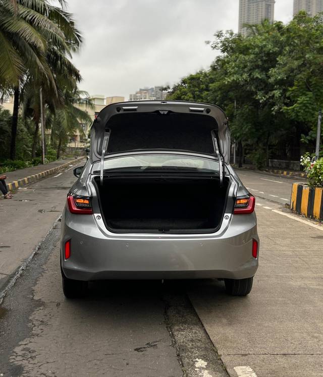 https://images10.gaadi.com/usedcar_image/4546879/original/ea2d09d461fa5f3707a5a94a1c97adeb.jpeg?imwidth=6402