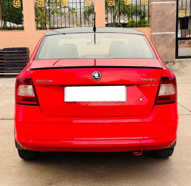 https://images10.gaadi.com/usedcar_image/4546896/original/processed_2d76cc8a9ff3a46d6a853e0850f28335.jpg?imwidth=6402