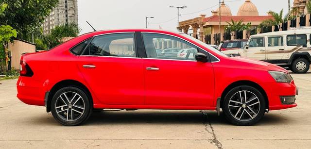 https://images10.gaadi.com/usedcar_image/4546896/original/processed_d9fb59a34c02d3b434bd2f264048e0b7.jpg?imwidth=6401