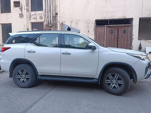 https://images10.gaadi.com/usedcar_image/4546898/original/processed_4326586eeb3e9000ec67d5fd9fc38b73.jpg?imwidth=6402