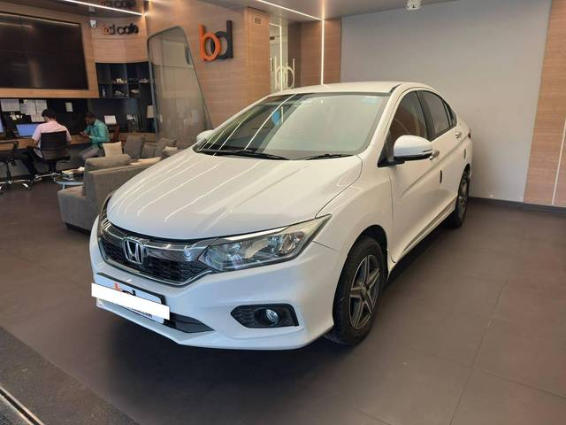 https://images10.gaadi.com/usedcar_image/4546961/original/processed_1cc9a8dc3fd6cf7afe7766ba155e8c36.jpeg?imwidth=6402