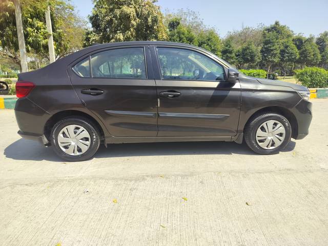 https://images10.gaadi.com/usedcar_image/4546977/original/63bba74188078abcdd2742a754dc7efc.jpg?imwidth=6401