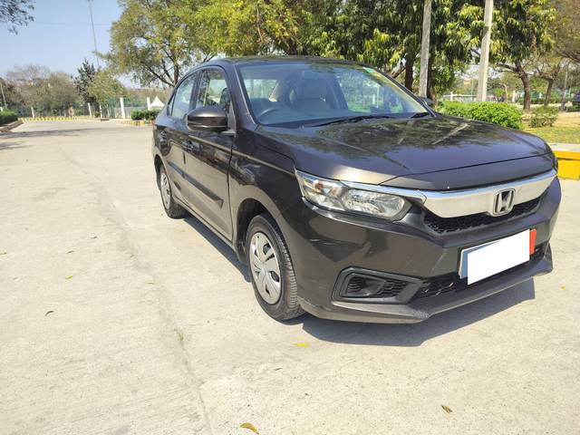 https://images10.gaadi.com/usedcar_image/4546977/original/processed_0fdbb503fbd0a21b8f946c534c4ff72c.jpg?imwidth=6400