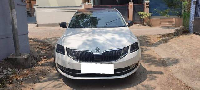 https://images10.gaadi.com/usedcar_image/4546979/original/processed_8bc8588205ef56d9d5cbfa06b78abe8b.jpg?imwidth=6400