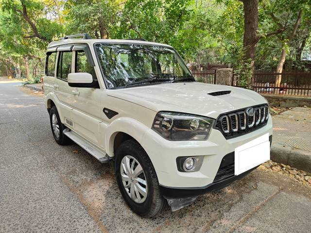 https://images10.gaadi.com/usedcar_image/4547160/original/processed_6e7c48a8ccf685a631432a20e3699c38.jpg?imwidth=6402