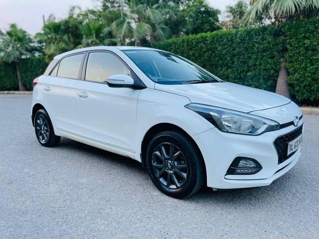 https://images10.gaadi.com/usedcar_image/4547266/original/processed_c978305a98c88564520a16d49184459f.jpg?imwidth=6400