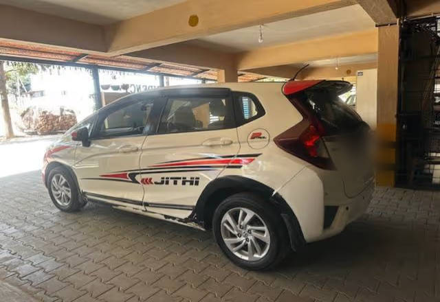 https://images10.gaadi.com/usedcar_image/4547293/original/8b8a9127-1204-4d82-8b3c-7fc7b5d7d9d2.?imwidth=6401