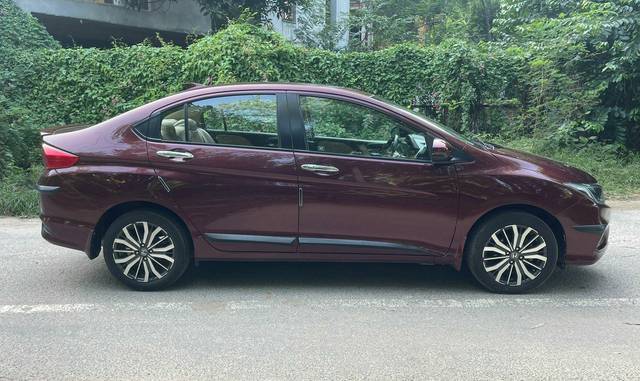 https://images10.gaadi.com/usedcar_image/4547330/original/4dcb39e7861fa32c0fe759e52a2e90a7.jpg?imwidth=6401