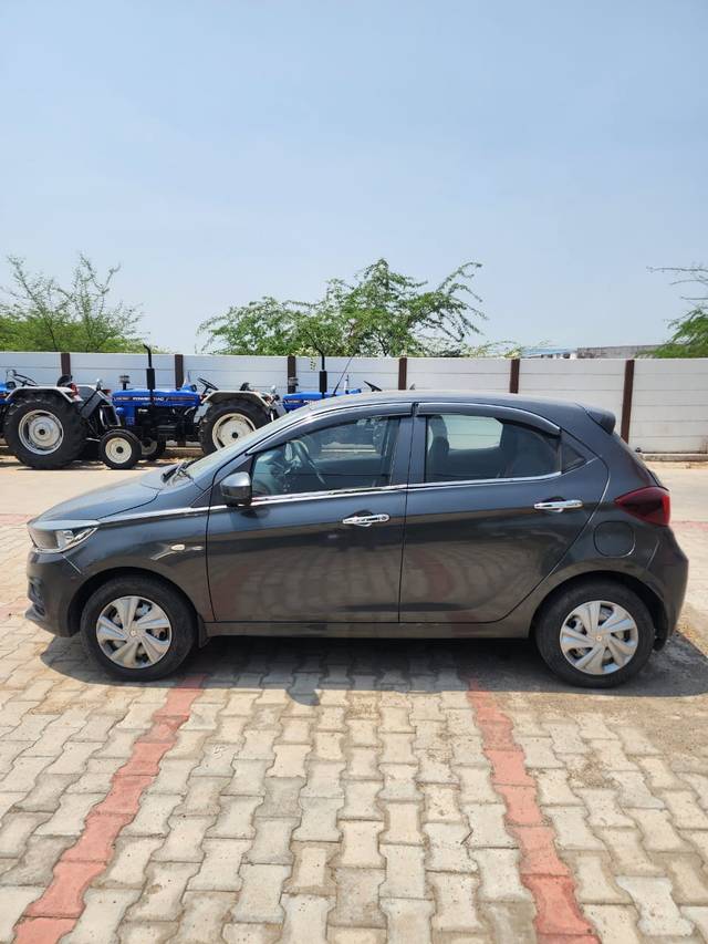 https://images10.gaadi.com/usedcar_image/4547343/original/01ce2fc7999e96378a80dd9e532e0d7e.jpg?imwidth=6402
