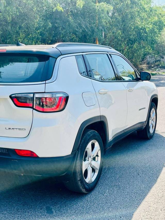 https://images10.gaadi.com/usedcar_image/4547399/original/processed_d0a06a8827ce936227920c700e98bc17.jpg?imwidth=6402